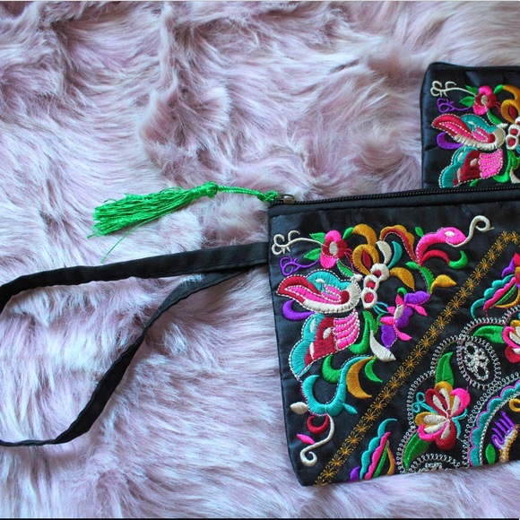 Gorgeous Flower Embroidered Clutch - Picture 4 of 6